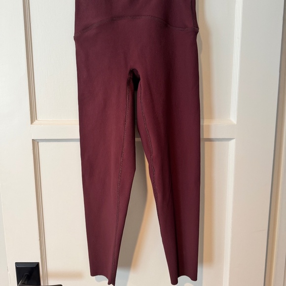 Spanx Booty Boost 7/8 Wine Colored Ribbed Leggings - Size M - Picture 1 of 6